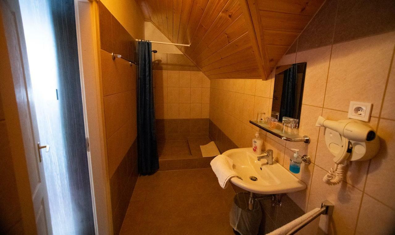 Kamaras Ring House Bed & Breakfast โมจเยอโรด ภายนอก รูปภาพ