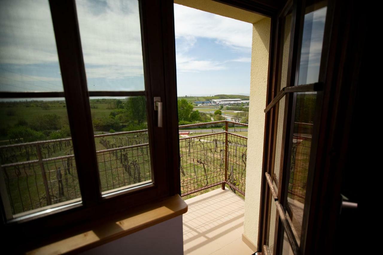 Kamaras Ring House Bed & Breakfast โมจเยอโรด ภายนอก รูปภาพ