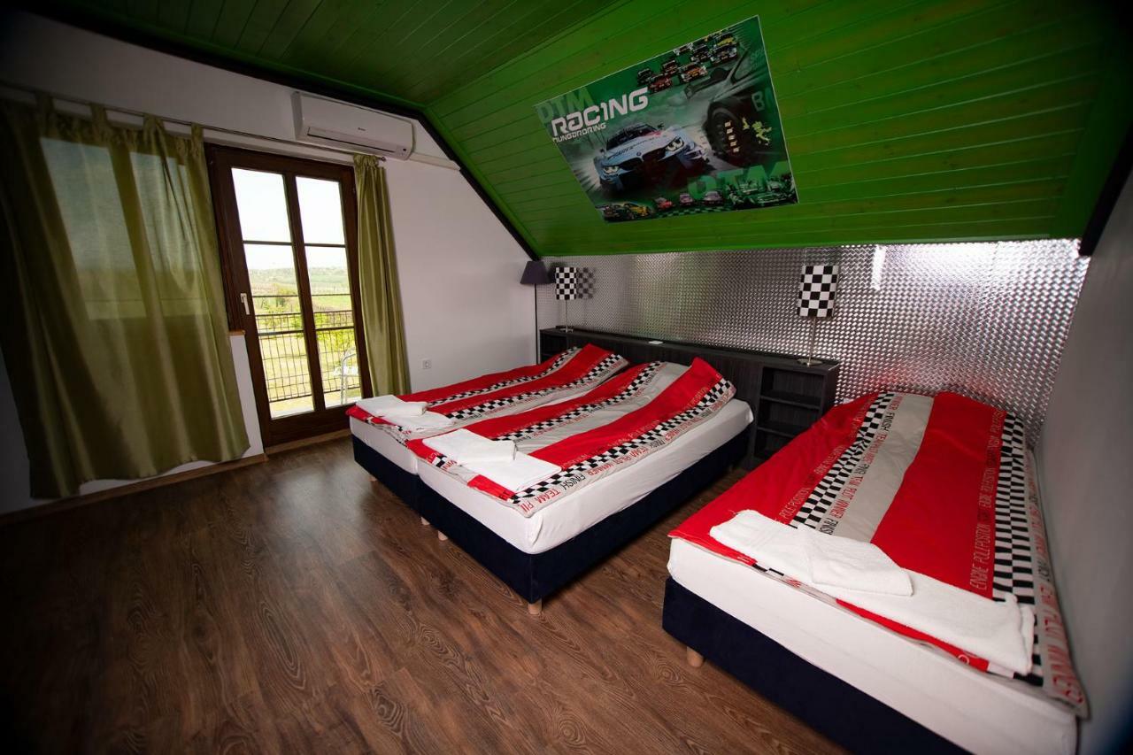Kamaras Ring House Bed & Breakfast โมจเยอโรด ภายนอก รูปภาพ